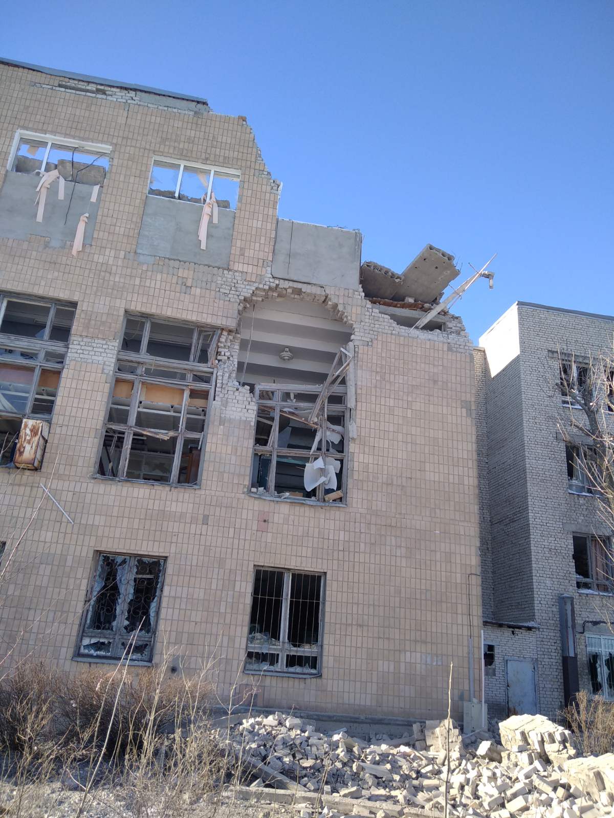 Зруйновані стіни та дах у потоковій аудиторії фізтеху після ворожого обстрілу.